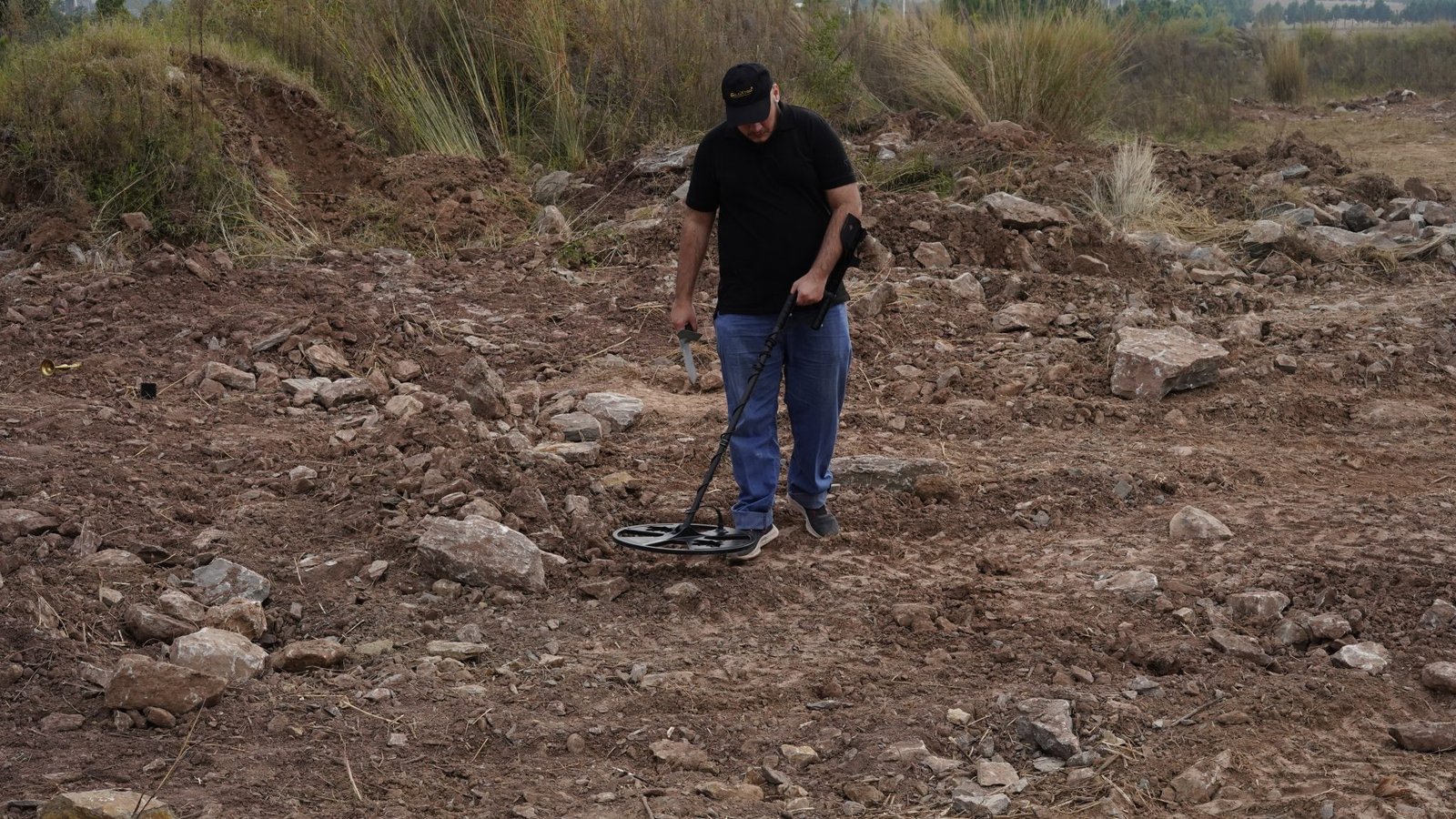 How to Use a Gold Detector Properly — UAE Field Guide